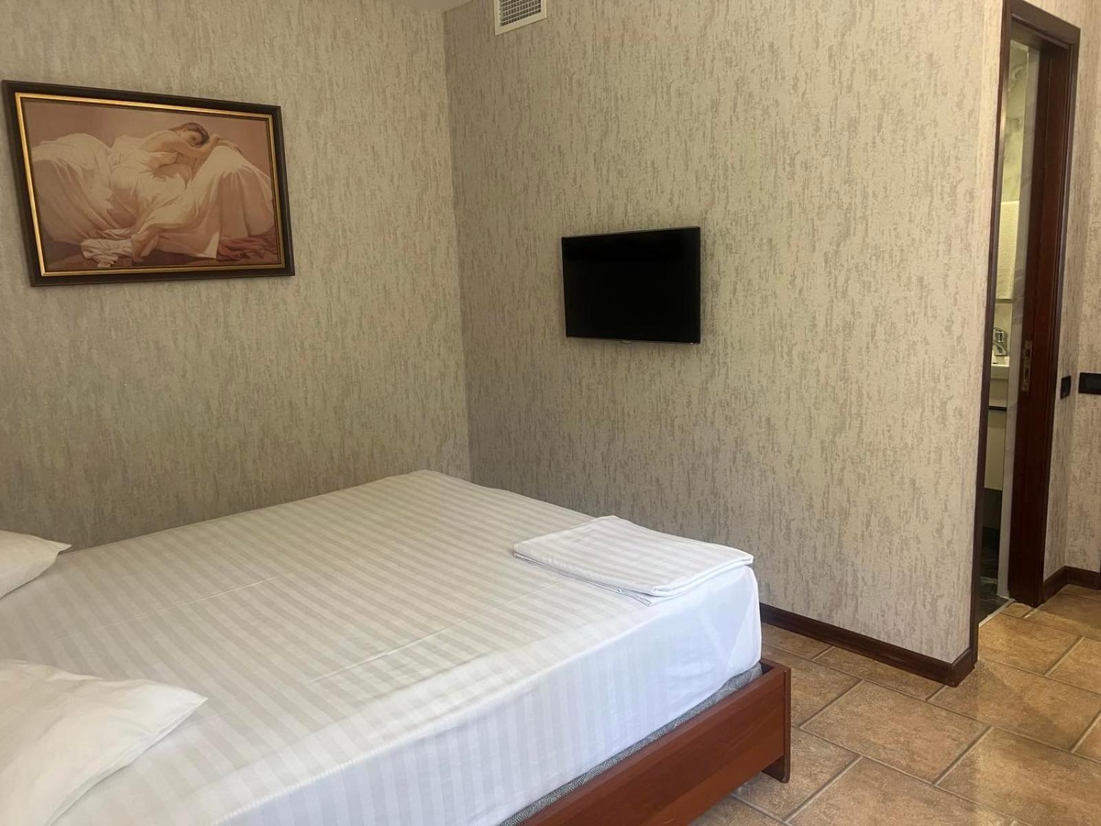 Park Avenue Hotel 耶烈万 外观 照片