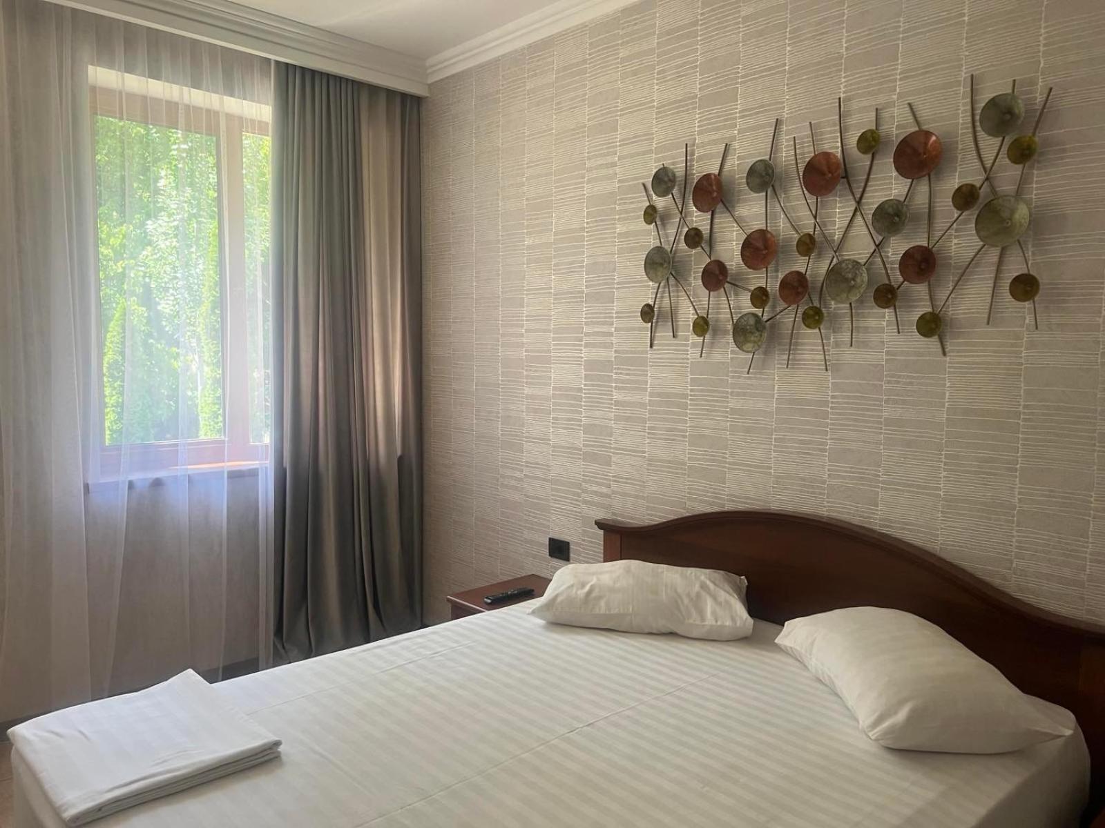 Park Avenue Hotel 耶烈万 外观 照片