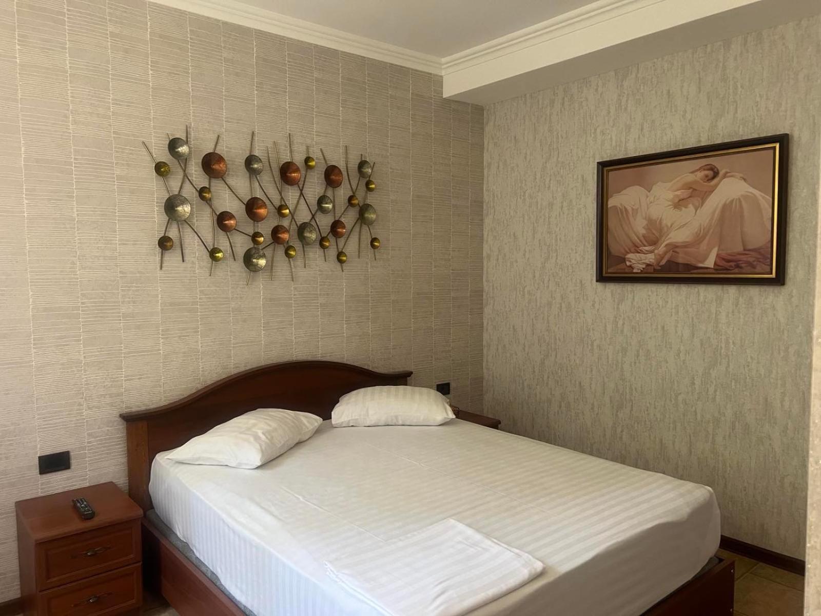 Park Avenue Hotel 耶烈万 外观 照片