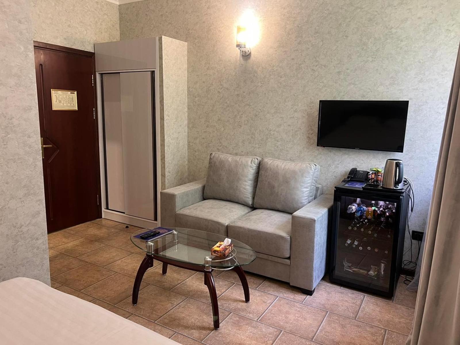 Park Avenue Hotel 耶烈万 外观 照片